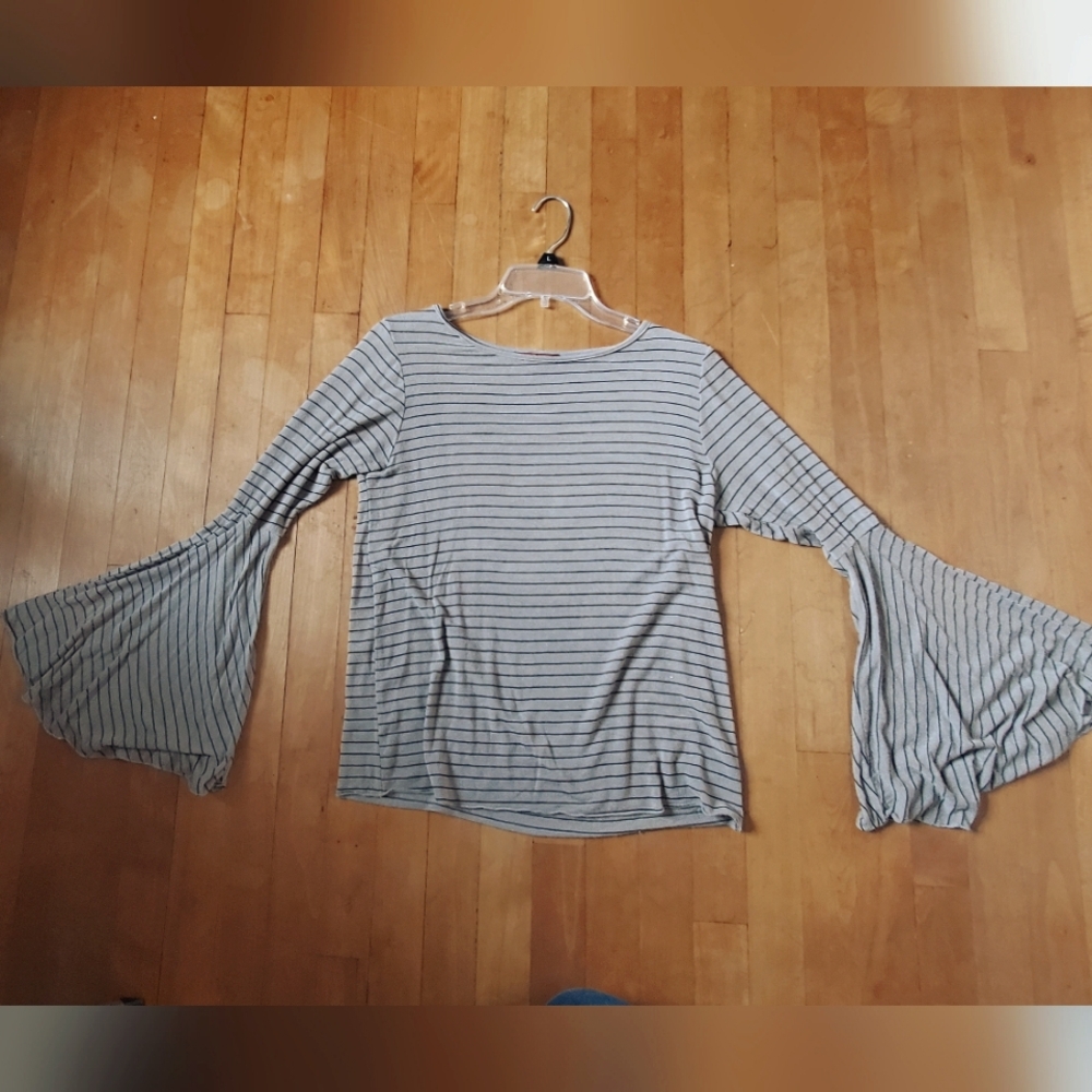 Red by Bke Bell Sleeved Top